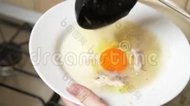 有人把<strong>炖锅</strong>里的鸡汤倒进碗里。 4k，慢动作